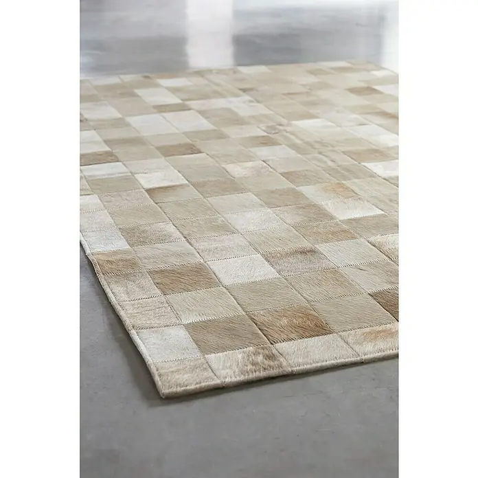 Esbeco Kuhfell Patchwork - Champagner, 100 % Echtfell, 180 x 120 cm - Nahaufnahme eines quadratischen Patchwork-Teppichs aus Kuhfell in Beige und Weiß, der einen warmen und stilvollen Akzent für jeden Raum bietet.