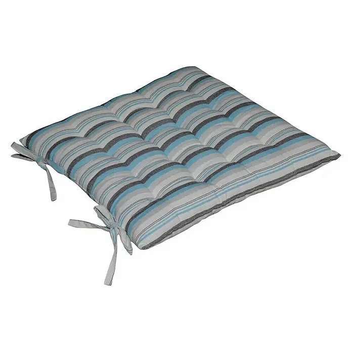 Cojín para silla Summer - Azul - Cojín de asiento a rayas con lazos para una sujeción segura. El cojín presenta rayas en azul, gris y blanco, con un diseño cuadrado.