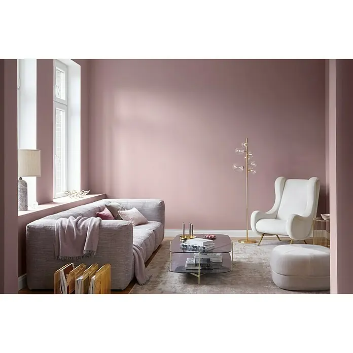Alpina Wandfarbe Feine Farben - Wolken in Rosé, Matt, 2,5 l, Konservierungsmittelfrei - Wohnzimmer mit einem grauen Sofa, einem Glascouchtisch und einem weißen Sessel, die ein elegantes und modernes Ambiente schaffen.
