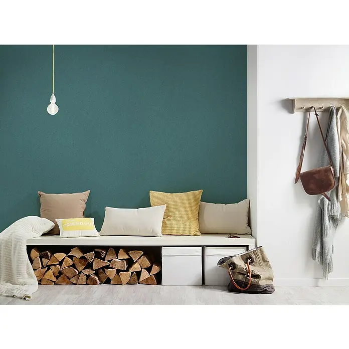 A.S. Création New Elegance Vliestapete I - Grün, Uni, 10,05 x 0,53 m - Wandgestaltung mit dunkel türkisgrüner Farbe, Regalelement mit Kissen und Brennholz, Garderobe mit Tasche und Schal.