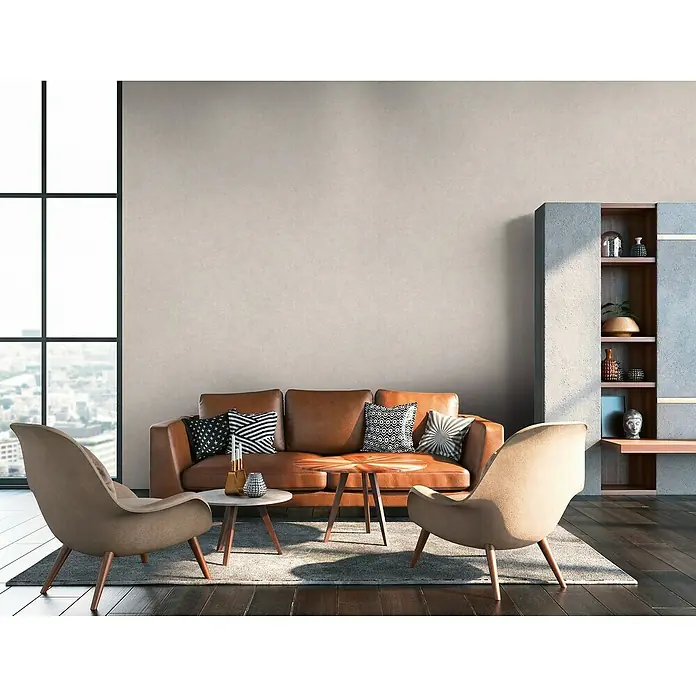 A.S. Création History of Arts Vliestapete - Dunkelbeige, Uni, 10,05 x 0,53 m - Wohnzimmer mit Ledersofa, Sesseln und Akzenttisch auf Teppich. Eine stilvolle und komfortable Einrichtung.