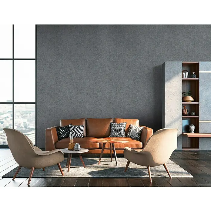 A.S. Création History of Arts Vliestapete - Dunkelgrau, Uni, 10,05 x 0,53 m - Elegantes Wohnzimmer mit einem braunen Ledersofa, zwei beigen Sesseln und einem modernen Couchtisch auf einem grauen Teppich. Graue Akzentwand und stilvolle Dekoration.