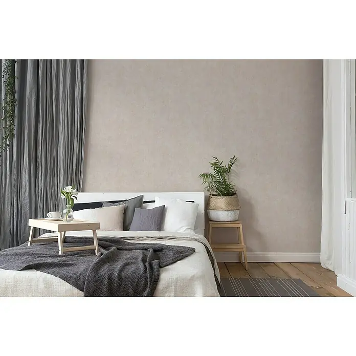 A.S. Création History of Arts Vliestapete Uni I - Creme/Braun, Uni, 10,05 x 0,53 m - Einladendes Schlafzimmer mit stilvoller Bettwäsche, dekorativen Kissen und einem praktischen Nachttisch, ideal für entspannte Morgenstunden.