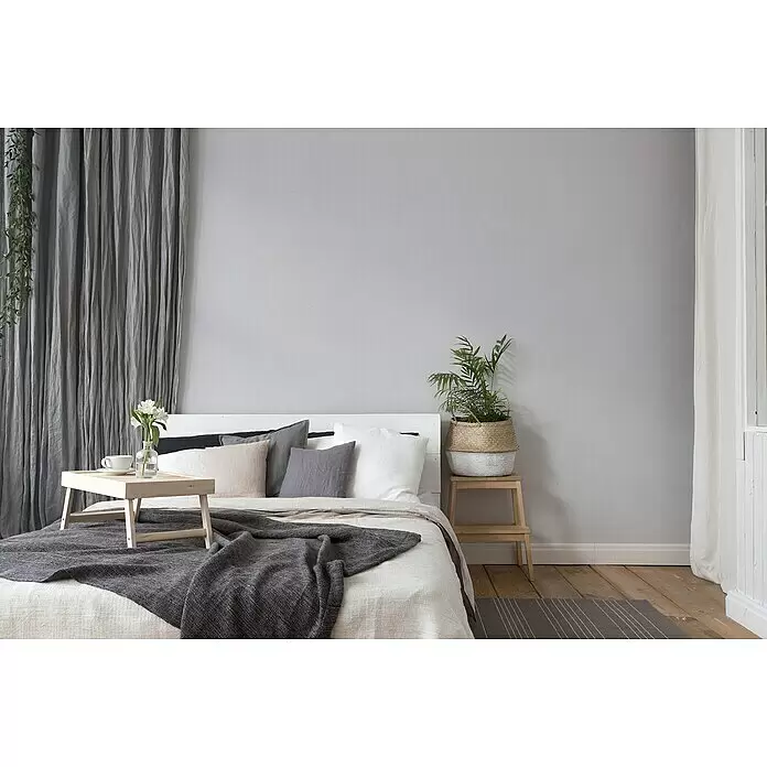 A.S. Création New Elegance Vliestapete I - Hellgrau, Uni, 10,05 x 0,53 m - Gemütliches Schlafzimmer mit weißer und grauer Bettwäsche, Kissen und einem hölzernen Frühstückstablett.