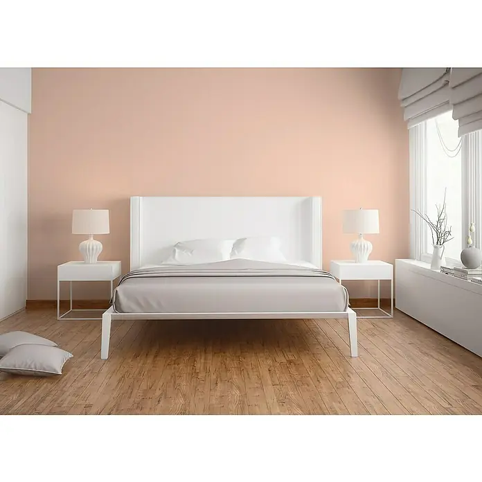 A.S. Création New Life Vliestapete I - Rosa, Uni, 10,05 x 0,53 m - Elegantes, minimalistisches Schlafzimmer mit einem weißen Bett und passenden Nachttischen, die eine beruhigende Atmosphäre schaffen.