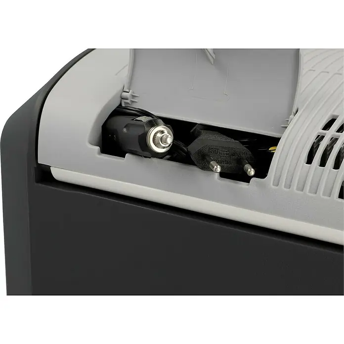 AEG Nevera de camping KK 20 - Capacidad volumétrica: 20 l, Gris - Vista detallada de una nevera portátil con cable de alimentación y conector de 12V, mostrando su versatilidad.
