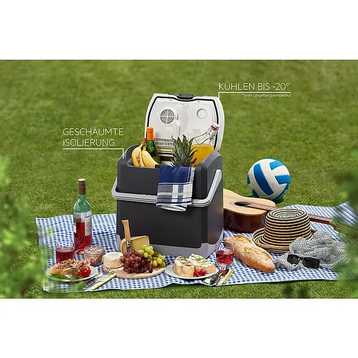 AEG Kühlbox KK20 - Fassungsvermögen: 20 l, Grau - Kühler mit Picknick auf Rasen. Die Kühlbox ist mit Getränken und Speisen gefüllt und hält diese bis zu -20 Grad kühl.