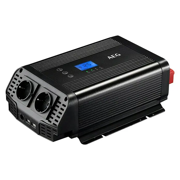 AEG Spannungswandler Sinus - 600 W - Nahaufnahme eines AEG-Wechselrichters, der mit Steckdosen, USB-Anschlüssen und einem digitalen Display ausgestattet ist, ideal für die Stromversorgung unterwegs.