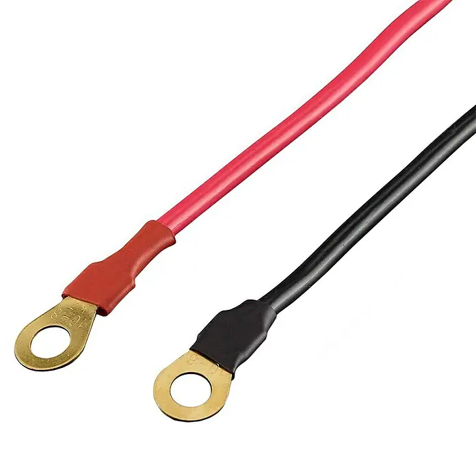 AEG Spannungswandler Sinus - 600 W - Nahaufnahme von roten und schwarzen Batteriekabeln mit Ringösen für sichere und effiziente Stromverbindungen.