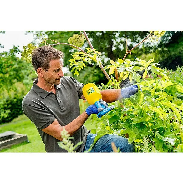 Gloria Handsprüher Hobby 10 FLEX mit Doppelhub - 360 ° Funktion, 1 l - Ein Mann benutzt einen Gloria Hobby 10 Flex Handsprüher, um Pflanzen im Garten zu besprühen. Der Sprüher ist gelb und blau.