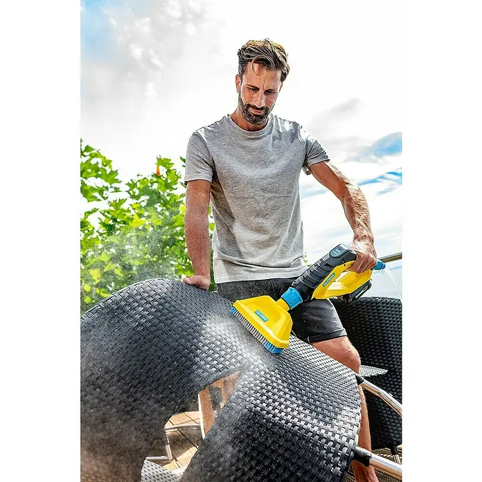 Gloria MultiJet Bürsten-Set - Passend für: Gloria Sprühpistole Multijet - Mann reinigt Gartenmöbel mit Gloria MultiBrush Akku-Bürste. Die Bürste entfernt Schmutz effektiv.