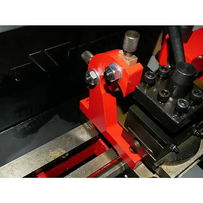 Rotwerk Lünette mitlaufend - Passend für: Rotwerk Drehmaschinen EDM 300 DS/350 DR/350 BL - Nahaufnahme einer roten Drehmaschine mit Metallarbeiten, die Präzision und Handwerkskunst vereint.