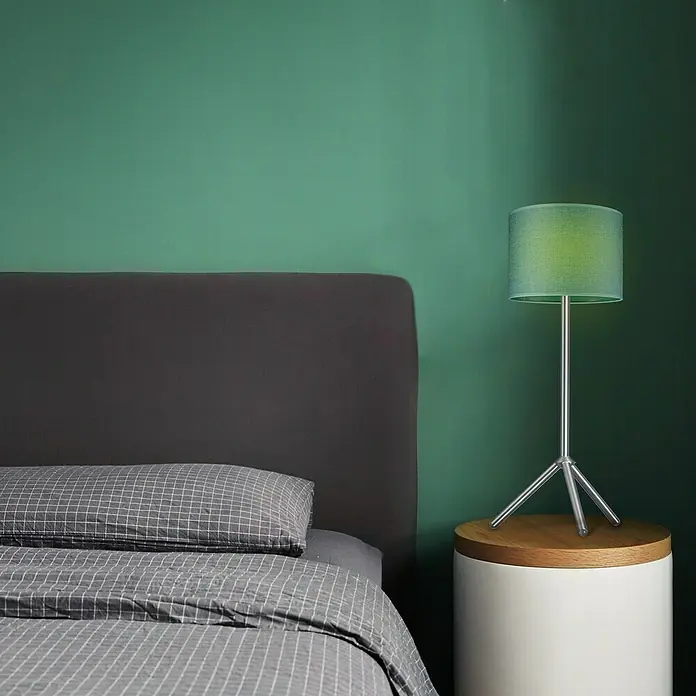Home Sweet Home Lampenschirm Canvas - 25 cm, Türkis, Baumwolle, Rund - Elegante grüne Tischleuchte auf einem Nachttisch neben einem Bett mit karierter Bettwäsche. Ideal für Schlafzimmer.