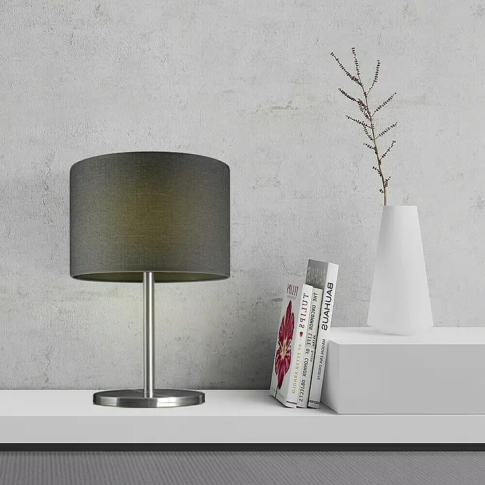 Home Sweet Home Lampenschirm Canvas - 30 cm, Sturmgrau, Baumwolle, Rund - Nahaufnahme einer eleganten Tischlampe mit grauem Schirm und einem minimalistischen Design, perfekt für moderne Innenräume.