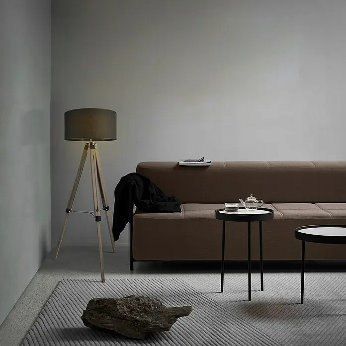 Home Sweet Home Lampenschirm Canvas - 50 cm, Kohlegrau, Baumwolle, Rund - Eine braune Couch mit einem Stehlampe und zwei Tischen. Die Szene ist hell und freundlich, ideal für eine gemütliche Atmosphäre.