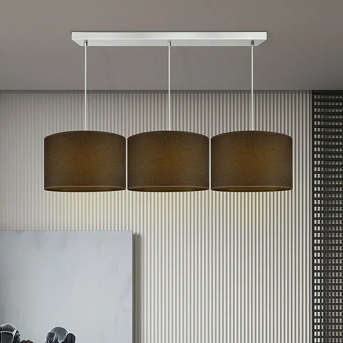 Home Sweet Home Lampenschirm Canvas - 35 cm, Kastanienbraun, Baumwolle, Rund - Elegante Pendelleuchte mit drei braunen Lampenschirmen und einer weißen Halterung, die ein warmes Licht verbreitet.\n