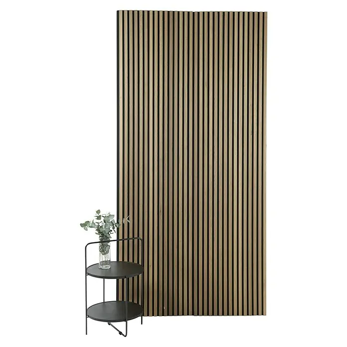FibroTech Akustikpaneel Premium - Oiled Oak, 2.440 x 605 x 22 mm - Holzlattenwand im Interieur mit einem kleinen Beistelltisch und einer Vase mit Eukalyptus, die eine gemütliche Atmosphäre schafft.