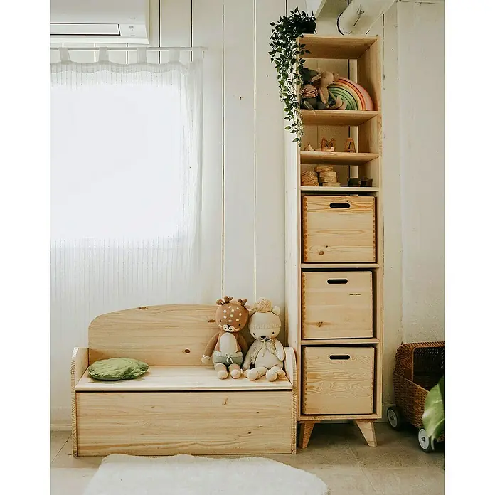 Astigarraga Dinamic Möbelfuß - L x B x H: 9 x 31 x 13,5 cm, Traglast: 150 kg, Holz - Das Bild zeigt ein Kinderzimmer mit einem Holzregal mit Schubladen, einer Spielzeugkiste und zwei Stofftieren.