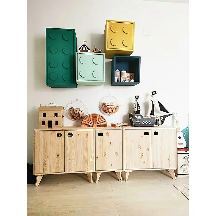 Astigarraga Dinamic Möbelfuß - L x B x H: 9 x 31 x 13,5 cm, Traglast: 150 kg, Holz - Helle Holzkommode mit bunten Lego-artigen Wandregalen, ideal für ein stilvolles Kinderzimmer oder Spielzimmer.