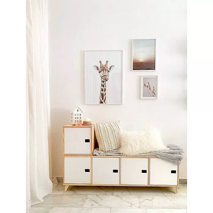 Astigarraga Dinamic Möbelfuß - L x B x H: 9 x 31 x 13,5 cm, Traglast: 150 kg, Holz - Holzbank mit weißen Türen als Sitzgelegenheit mit Kissen und Decke unter Wandkunst.