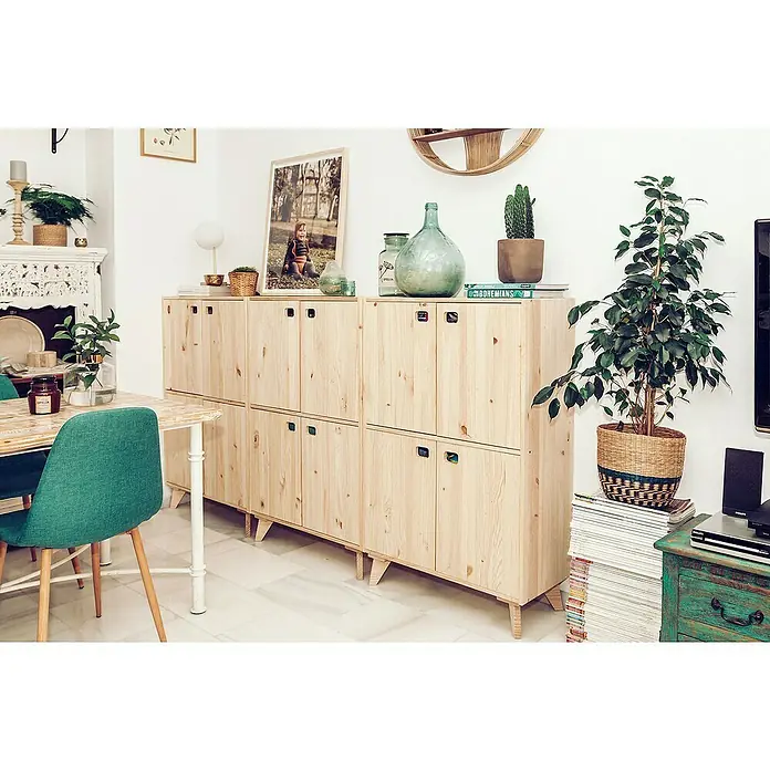 Astigarraga Dinamic Möbelfuß - L x B x H: 9 x 31 x 13,5 cm, Traglast: 150 kg, Holz - Dieses Bild zeigt einen hellen Raum mit einem modularen Holzschrank. Er bietet Stauraum und dient als Ablagefläche für Dekoartikel und Pflanzen.