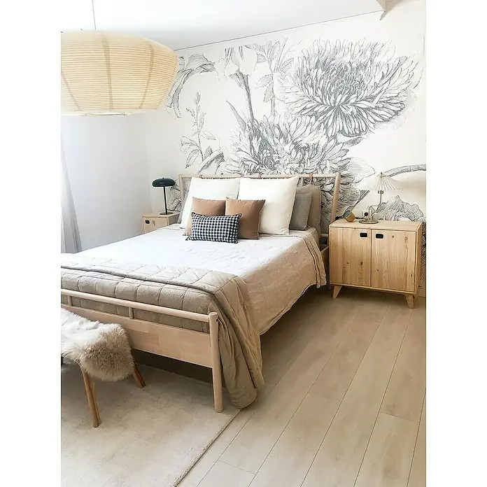 Astigarraga Dinamic Möbelfuß - L x B x H: 9 x 31 x 13,5 cm, Traglast: 150 kg, Holz - Helles Schlafzimmer mit einem Holzbett, Nachttischen und einer floralen Wandtapete, die eine ruhige und stilvolle Atmosphäre schafft.