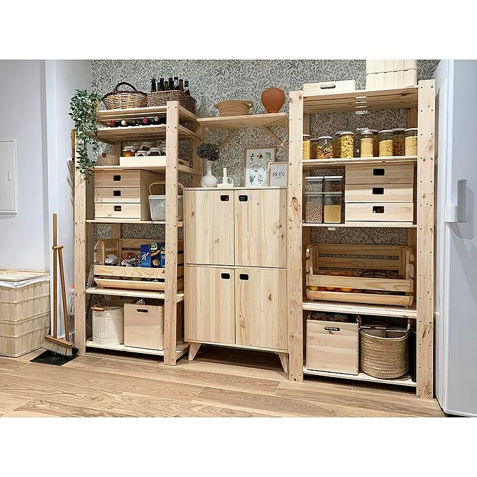 Astigarraga Dinamic Möbelfuß - L x B x H: 9 x 31 x 13,5 cm, Traglast: 150 kg, Holz - Ein Vorratsschrank aus Holz mit verschiedenen Regalen und Schubladen, gefüllt mit Lebensmitteln und Vorräten, die ordentlich verstaut sind.