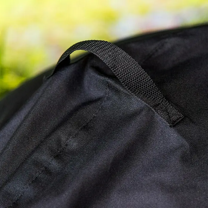 Char-Broil Grill-Schutzhülle - Kunststoff, Passend für: Char-Broil Holzkohlegrill Kettleman - Nahaufnahme eines schwarzen Tragetaschengriffs mit robustem Textilstrukturdesign für einfaches Tragen von Outdoor-Ausrüstung.
