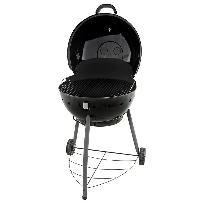 Char-Broil Kugelgrill Kettleman - Durchmesser Grillfläche: 52 cm, Schwarz - Ein offener, schwarzer Kugelgrill mit silberfarbenem Untergestell, der zum Grillen im Freien bereitsteht.