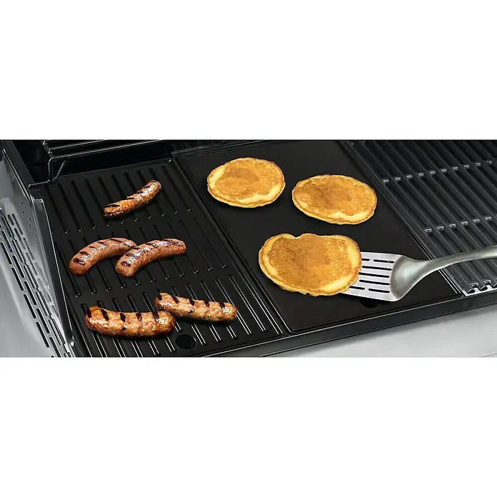 Char-Broil Grillplatte - Passend für: Char-Broil 3-Brenner Gasgrills, 43,5 x 20,8 cm - Grill mit Würstchen und Pfannkuchen, die mit einem Spatel gewendet werden.