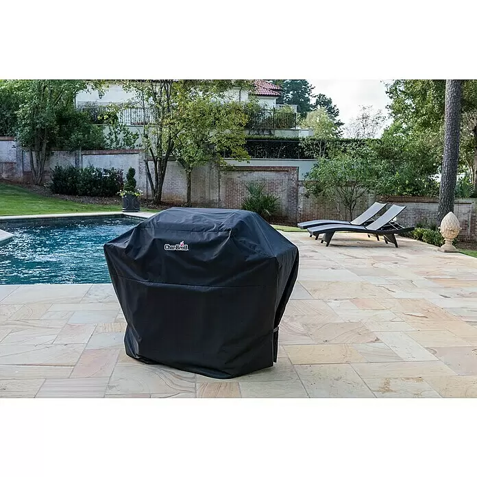 Char-Broil Grill-Schutzhülle - Kunststoff, Passend für: Char-Broil 3 & 4-Brenner Gasgrills - Schwarze Char-Broil Grillabdeckung auf einer Terrasse neben einem Pool.