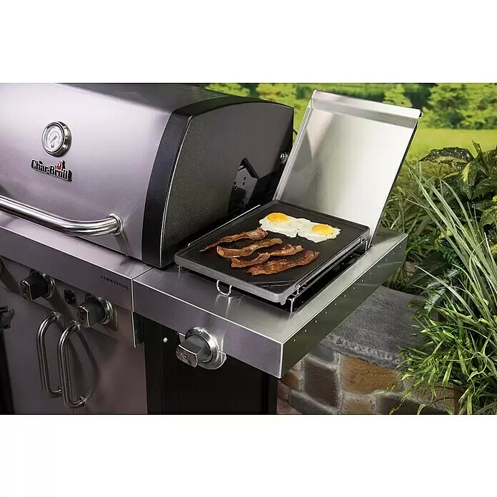 Char-Broil Grillplatte - L x B: 37 x 25,4 cm - Edelstahl Char-Broil Gasgrill mit schwarzem Deckel und einer Griddle-Platte, die Speck und Spiegeleier im Freien zubereitet.