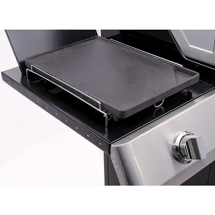 Char-Broil Grillplatte - L x B: 37 x 25,4 cm - Nahaufnahme eines schwarzen Grills mit einer Grillplatte auf einer Seitenablage und einem silbernen Bedienknebel.