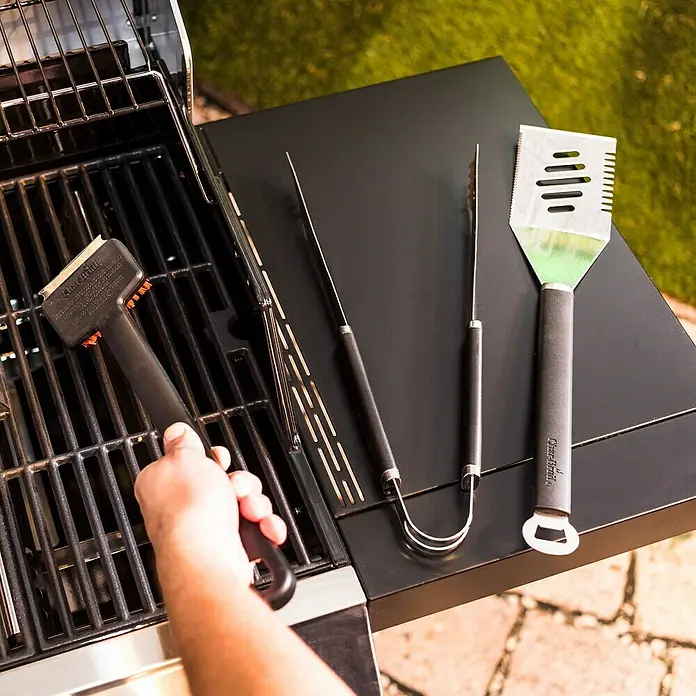 Char-Broil Grillbesteck - Nylon - Bild von Grillwerkzeugen, darunter eine Bürste und ein Spatel. Sie sind sauber und bereit für den Einsatz beim Grillen.