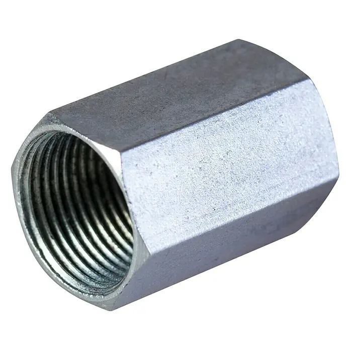 Manguito hexagonal para varilla roscada - M 8, 5 ud. - Primer plano de una tuerca de unión hexagonal galvanizada con rosca interna, sobre un fondo negro.