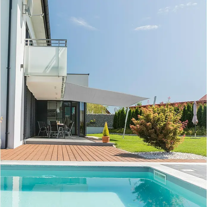 Windhager Sonnensegel Elba - L x B: 3,6 x 3,6 m, Grau - Ein modernes Haus mit einem Sonnensegel, das Schatten über eine Terrasse wirft, neben einem erfrischenden Pool.