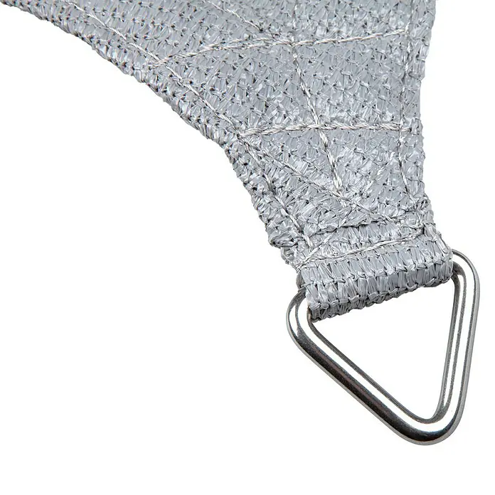 Windhager Sonnensegel Elba - L x B: 3,6 x 3,6 m, Grau - Nahaufnahme einer silbernen Sonnensegel-Ecke mit einem dreieckigen Metallring zur Befestigung, ideal für Sonnenschutz im Freien.