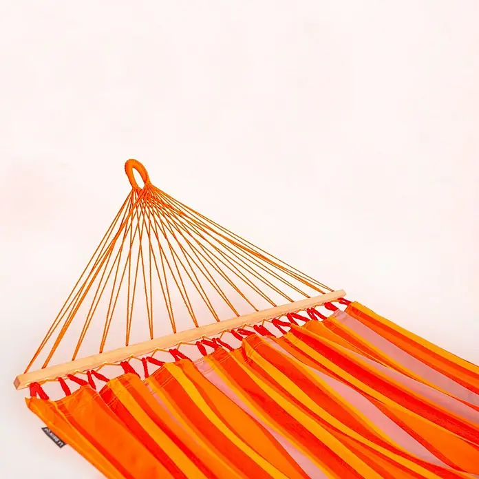 La Siesta Stabhängematte Alisio - L x B: 350 x 160 cm, Toucan, Double - Nahaufnahme einer orangefarbenen Hängematte mit Holzspreizstab, die zum Entspannen im Garten oder auf der Terrasse einlädt.