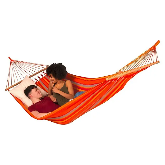 La Siesta Stabhängematte Alisio - L x B: 350 x 160 cm, Toucan, Double - Zwei Personen entspannen in einer gestreiften Hängematte mit Spreizstab. Die Hängematte ist in lebendigen Orange- und Grautönen gehalten.