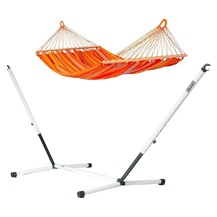 La Siesta Stabhängematte Alisio - L x B: 350 x 160 cm, Toucan, Double - Hängematte mit Gestell. Die orangefarbene Hängematte mit Holzspreizstab hängt zwischen zwei weißen Metallgestellen.