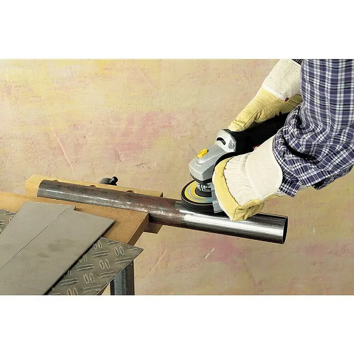 Wolfcraft Reinigungsscheibe - Durchmesser: 115 mm, Siliciumkarbid-Vlies - Schleifen einer Metallstange mit einer Poliermaschine mit Schutzhandschuhen für ein professionelles Finish.