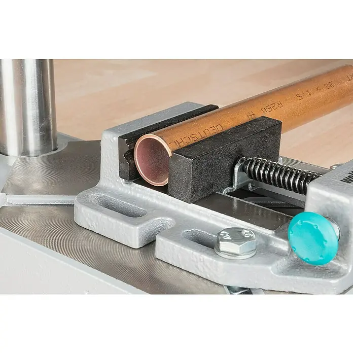 Wolfcraft Mordaza de sujeción - Anchura de sujeción: 80 mm - Tornillo de banco para tubos con tubo de cobre firmemente sujeto. Ideal para trabajos precisos y una sujeción segura de la pieza.
