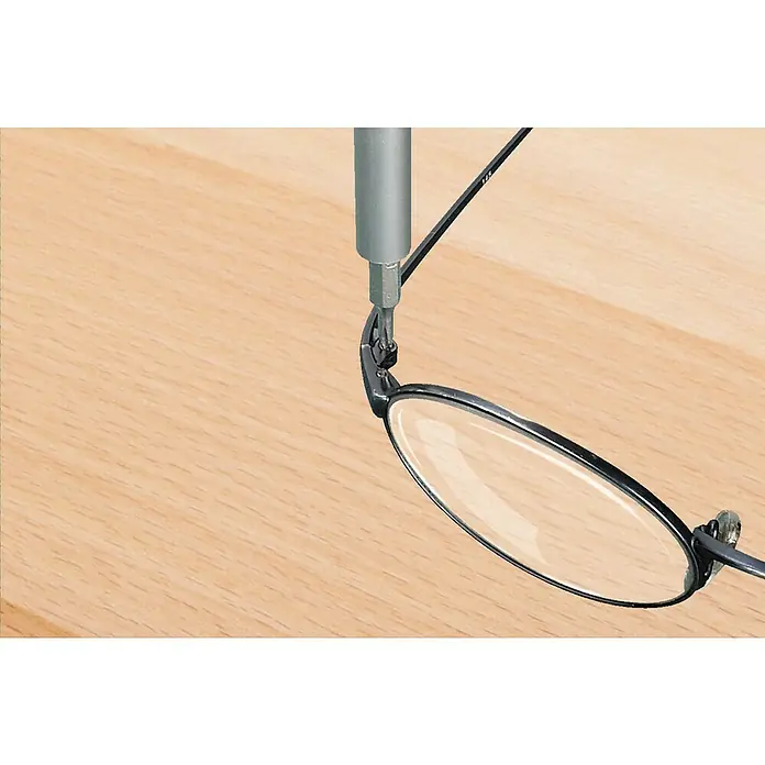 Wolfcraft Micro-Bit-Set - 32 -tlg., Geeignet für: Arbeiten an schwer zugänglichen Stellen - Nahaufnahme einer Brille, die mit einem Schraubenzieher repariert wird, Fokus auf Präzision und Detailgenauigkeit der Reparatur.