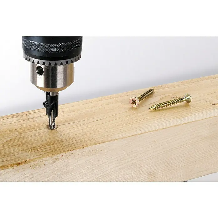 Wolfcraft Broca para madera con avellanador 4,5 - 11 mm - 1 ud., Diámetro de la broca: 150 mm - Un taladro con una broca avellanadora perfora una tabla de madera mientras dos tornillos están al lado.