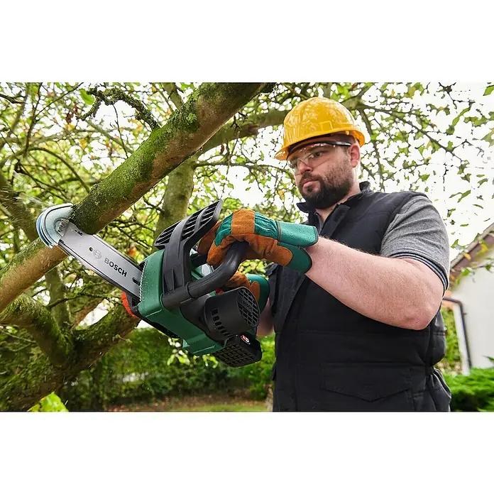 Bosch Power for All 18V Akku-Kettensäge UniversalChain 18 - 18 V, Li-Ionen, 1 Akku, Schwertlänge: 20 cm - Ein Mann mit Schutzhelm benutzt eine Bosch Akku-Kettensäge, um einen Ast zu schneiden.