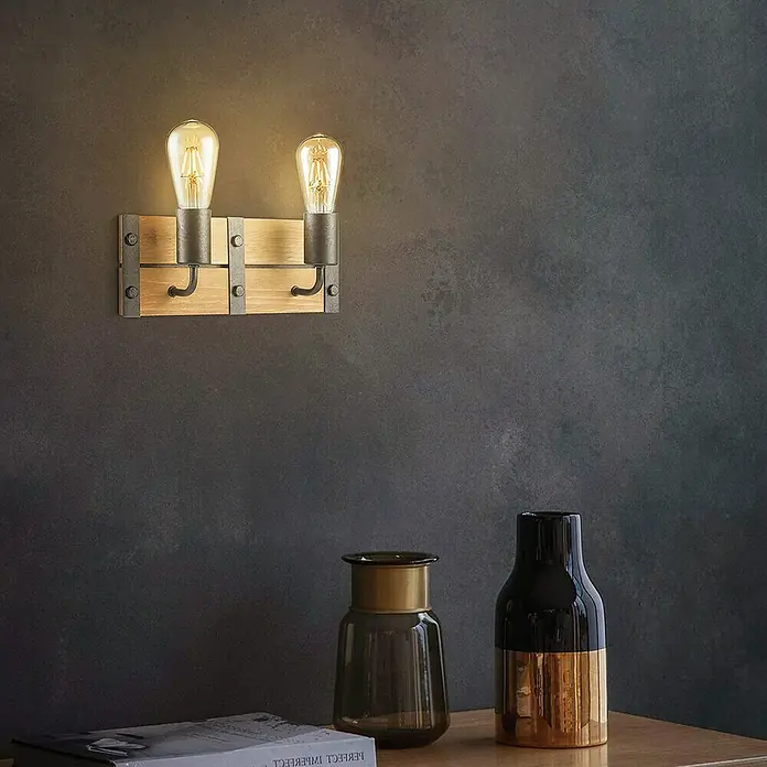 Home Sweet Home Wandleuchte Denton - 10 W, L x B x H: 35 x 11 x 13 cm, Braun, Grau - Eine rustikale Wandleuchte mit zwei Edison-Glühbirnen auf einem Holzbrett mit Metallakzenten, die ein warmes Licht in den Raum wirft.