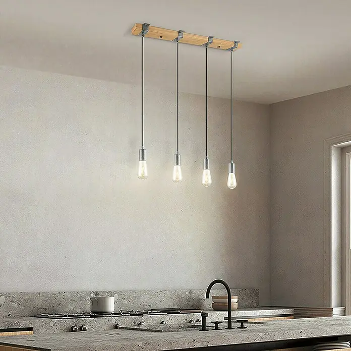 Home Sweet Home Pendelleuchte Delton - L x B x H: 70 x 14 x 140 cm, Anzahl Leuchtmittel: 4 Stk. - Moderne Küchenpendelleuchte mit vier Glühbirnen an einem Holzbalken, die eine stilvolle Beleuchtung über einer Kücheninsel bietet.