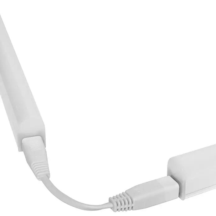 Osram LED-Lichtleiste Switch Batten - L x B x H: 57,3 x 2,2 x 3 cm, Lichtfarbe: Kaltweiß, 8 W, 220 V - 240 V - Das Bild zeigt eine Nahaufnahme von zwei weißen LED-Leuchten, die mit einem Kabel verbunden sind. Die Leuchten sind schlicht und funktional gestaltet.