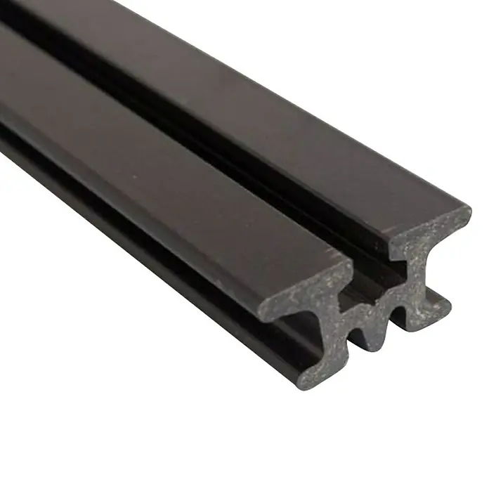 Kovalex Unterkonstruktion - 250 x 6,2 x 3 cm, Passend für: WPC-Terrassendecksysteme - Nahaufnahme eines schwarzen Kunststoffprofils mit einer markanten Doppel-T-Form, ideal für Bau- und Konstruktionsanwendungen.
