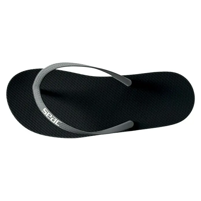 Seac Sub Chanclas de dedo Ohau - 45, Negro/Gris - Una sola chancleta negra Seac, aislada sobre un fondo negro, con correas grises y el logotipo de Seac.